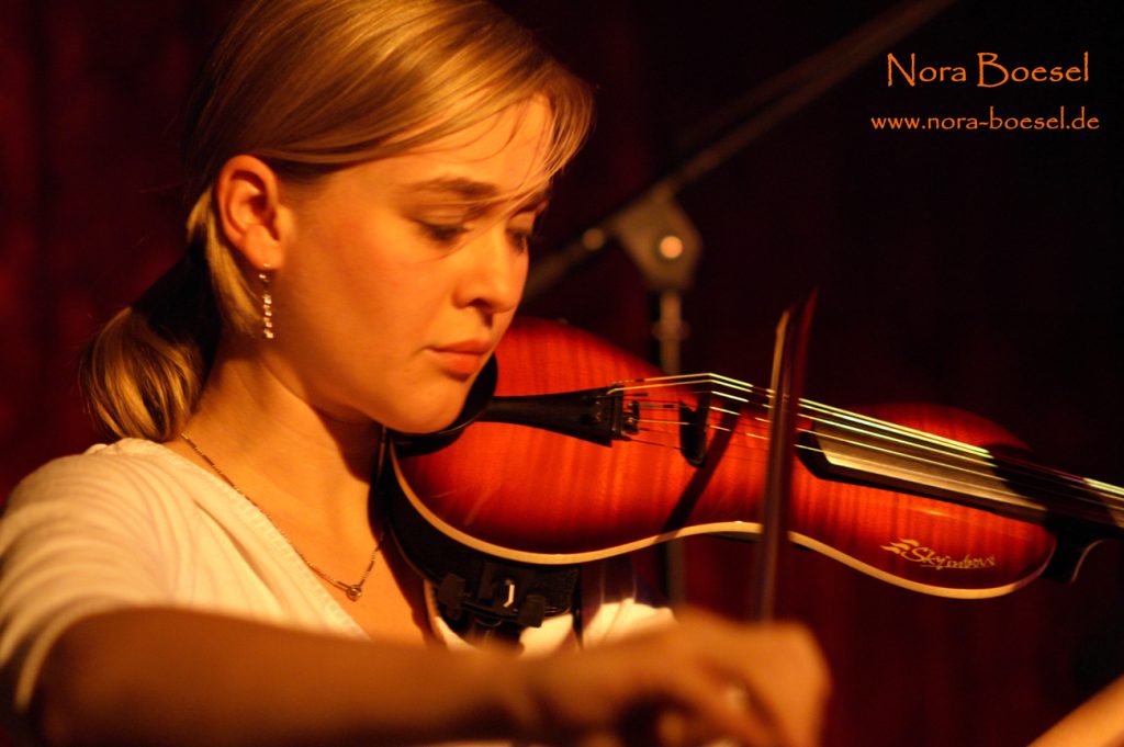 Nora Boesel playing her Skyinbow fiddle